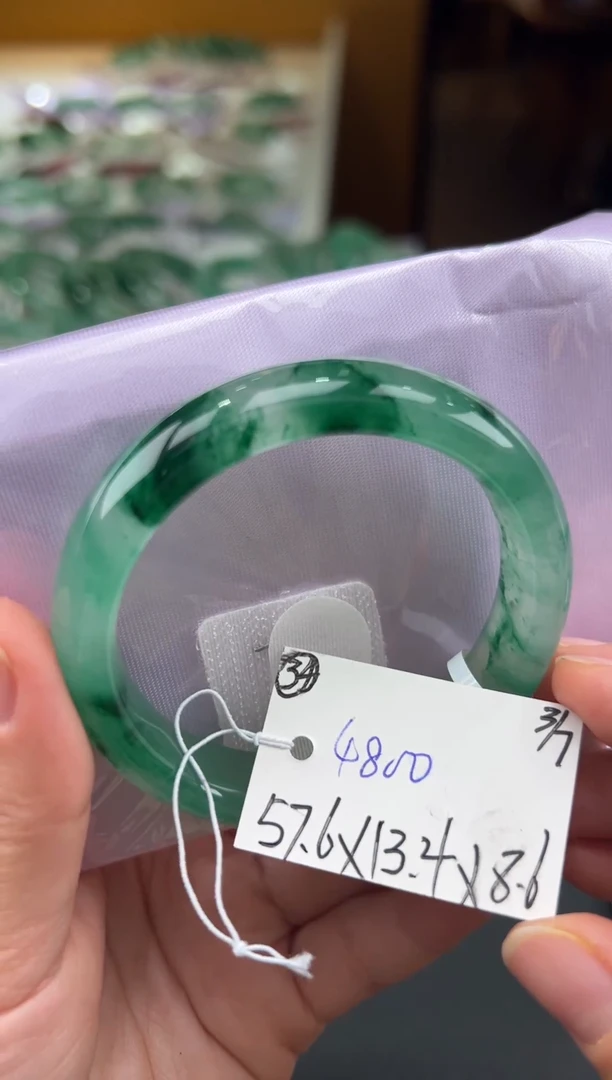 【闪购商品】石英质玉手镯未镶嵌非洲翠拍下联系小耳机看购买须知！