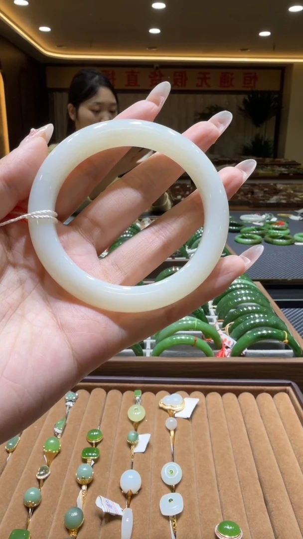 颈饰未镶嵌和田玉手镯56+