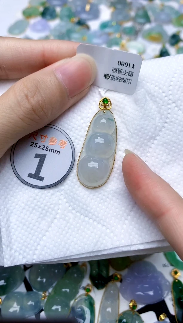 颈饰18K金镶嵌翡翠天然A货翡翠