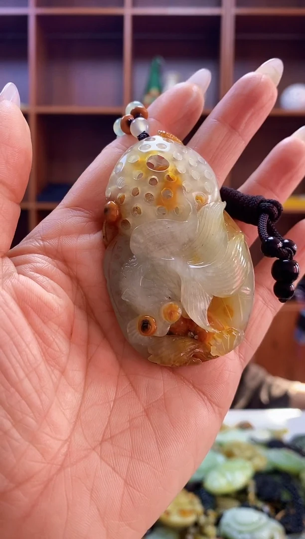 未镶嵌蛇纹石玉吊坠