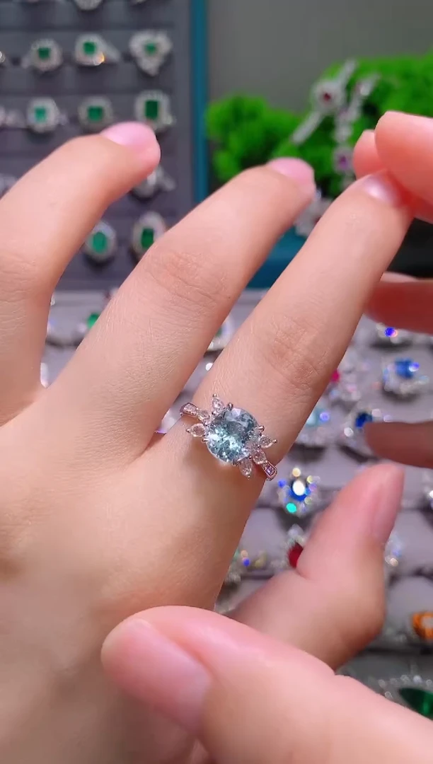 海蓝宝石戒指18K金镶嵌.