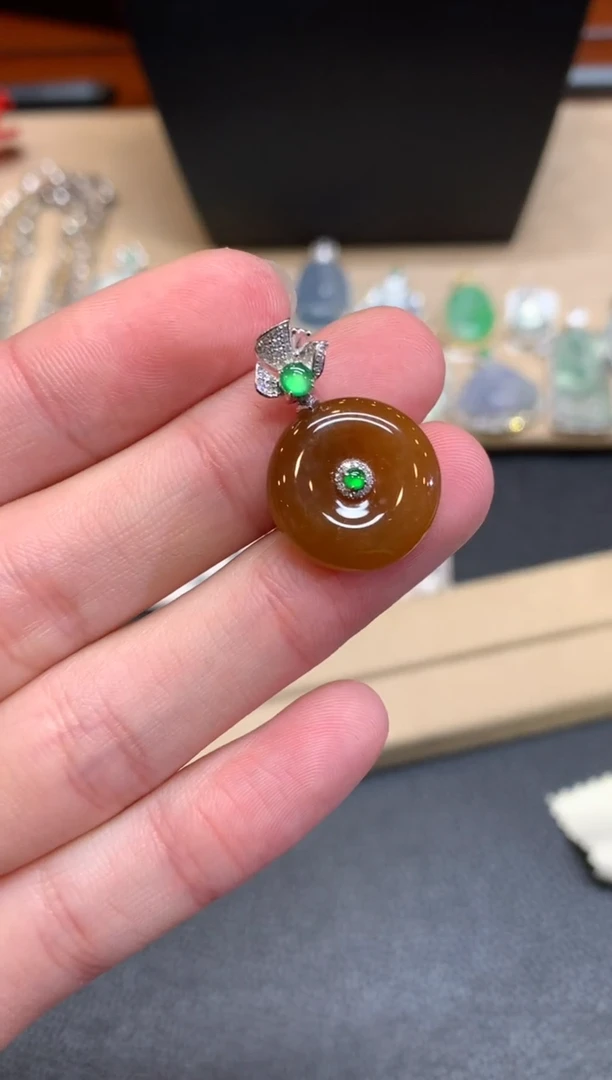 【闪购商品】翡翠颈饰18K金镶嵌平安扣【无服务费】