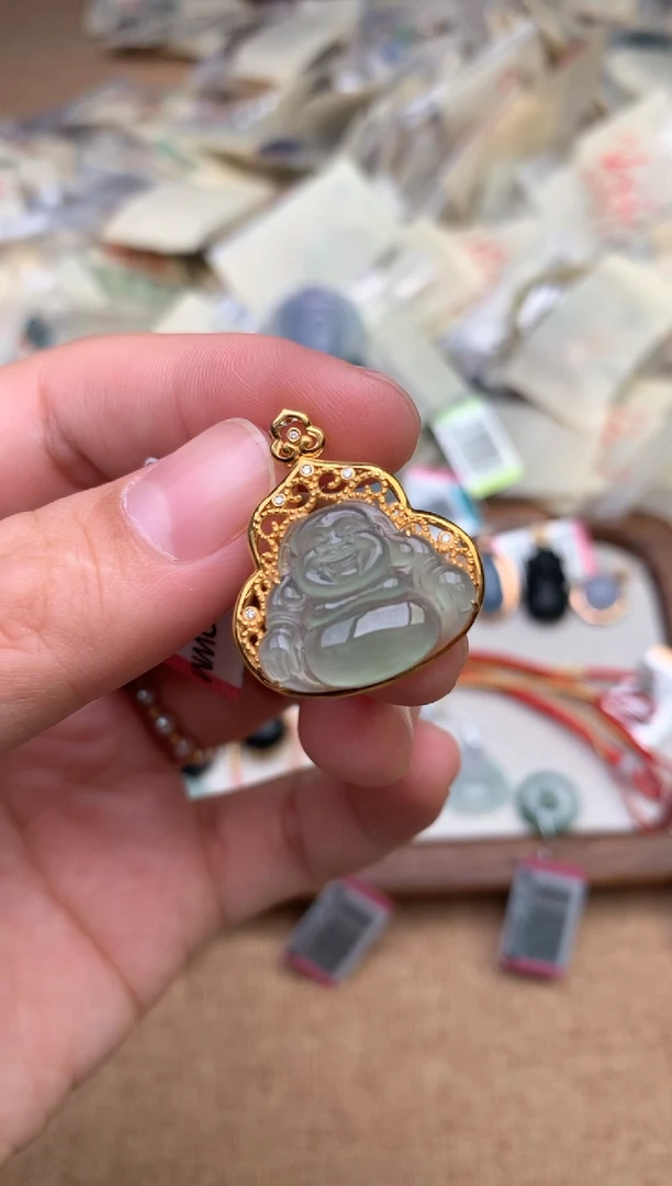 18K金镶嵌挂件翡翠 —