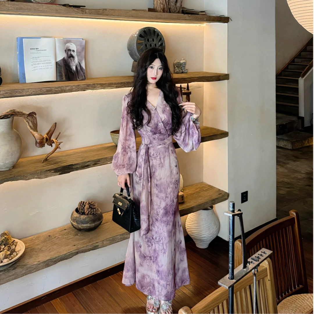 新中式春夏新款V领气质温柔日常约会碎花修身显瘦灯笼袖连衣裙女