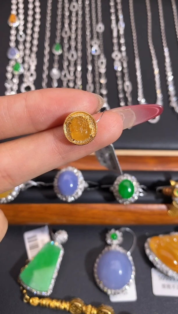 颈饰18K金镶嵌翡翠吊坠