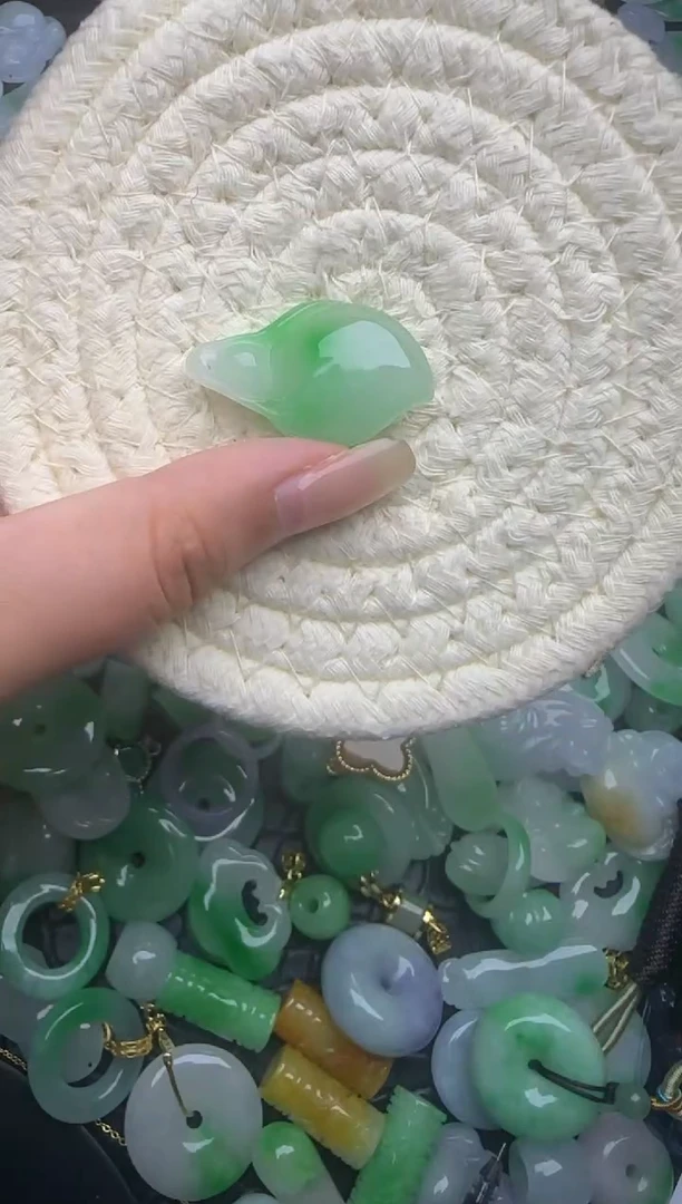 翡翠未镶嵌颈饰天然缅甸翡翠吊坠