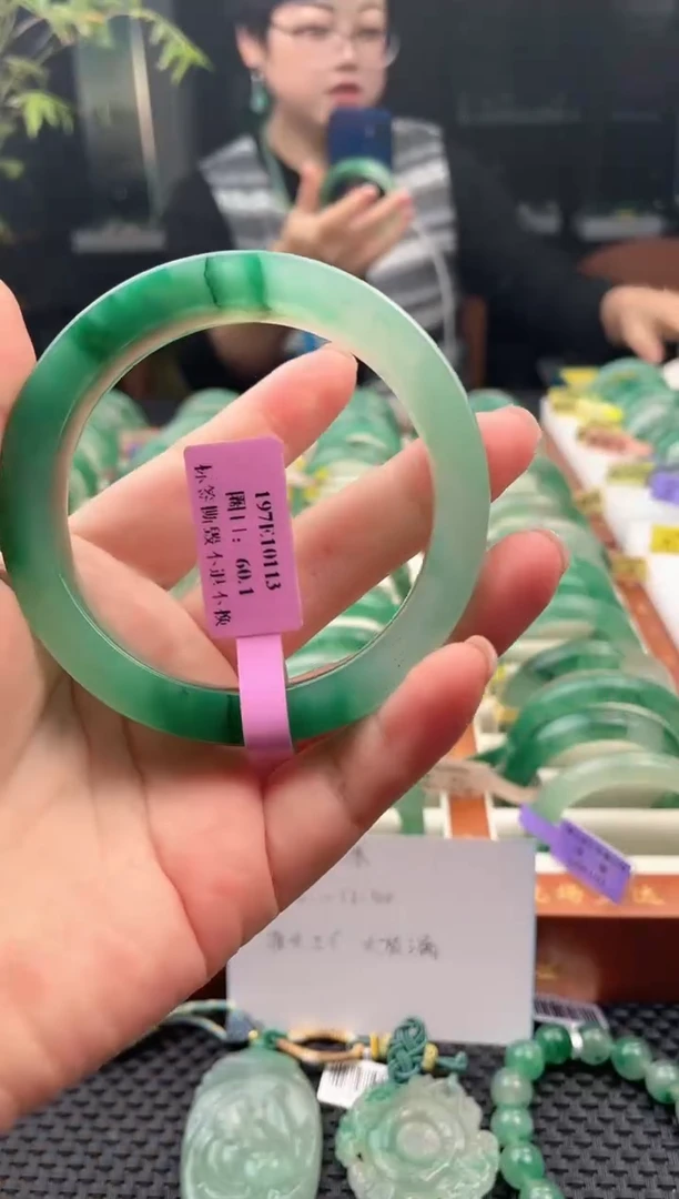 未镶嵌手镯石英质玉（非洲翠）手镯