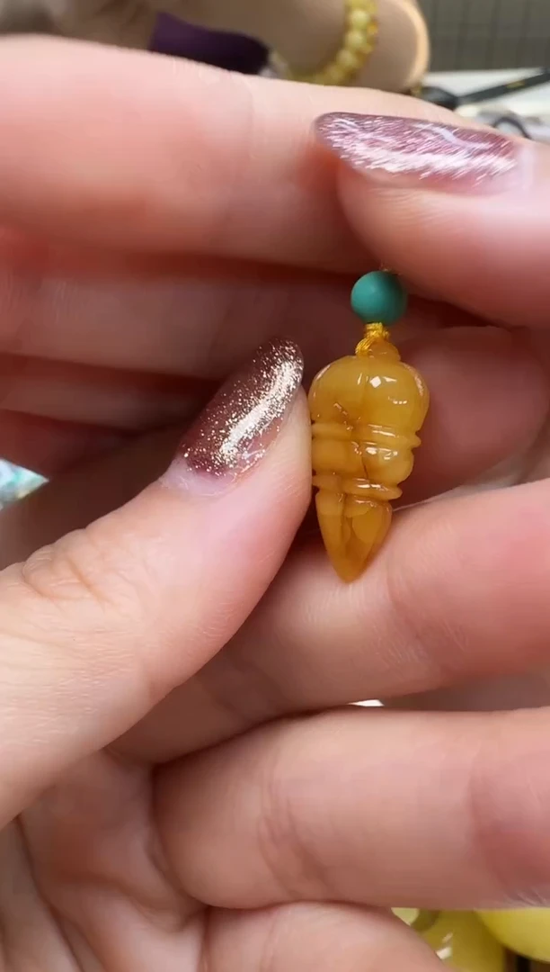 未镶嵌琥珀裸石如图