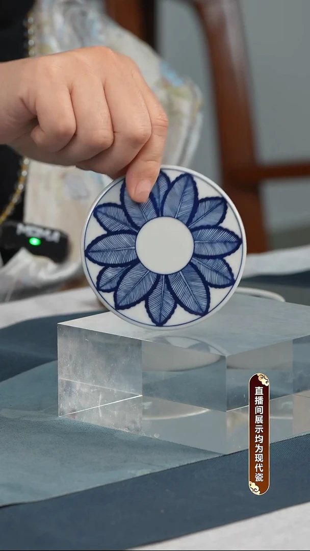 其他瓷盖置青花树叶