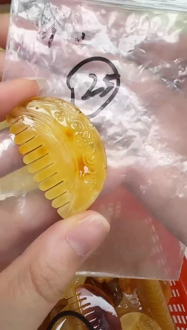 未镶嵌琥珀裸石如图