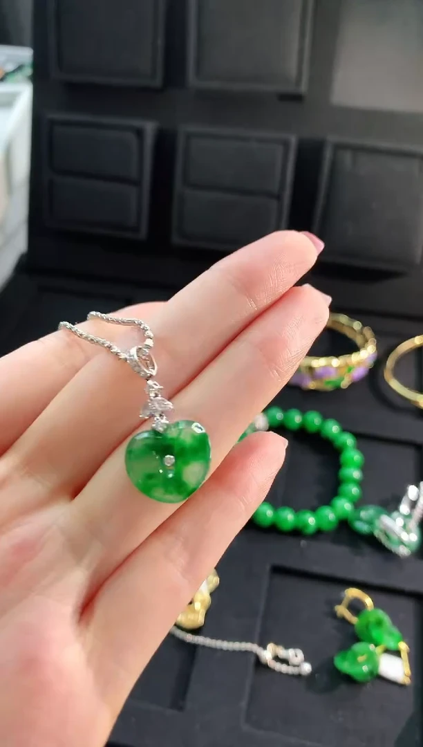 【闪购商品】翡翠吊坠(不含链)18K金镶嵌吊坠