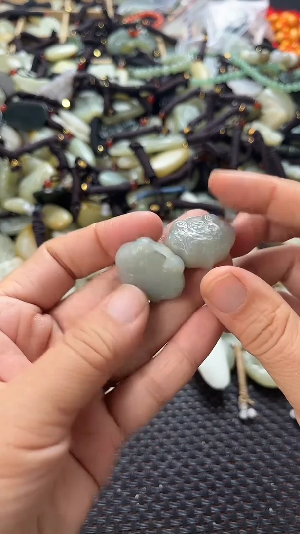 和田玉未镶嵌颈饰（多样性发一件）没有证书有瑕