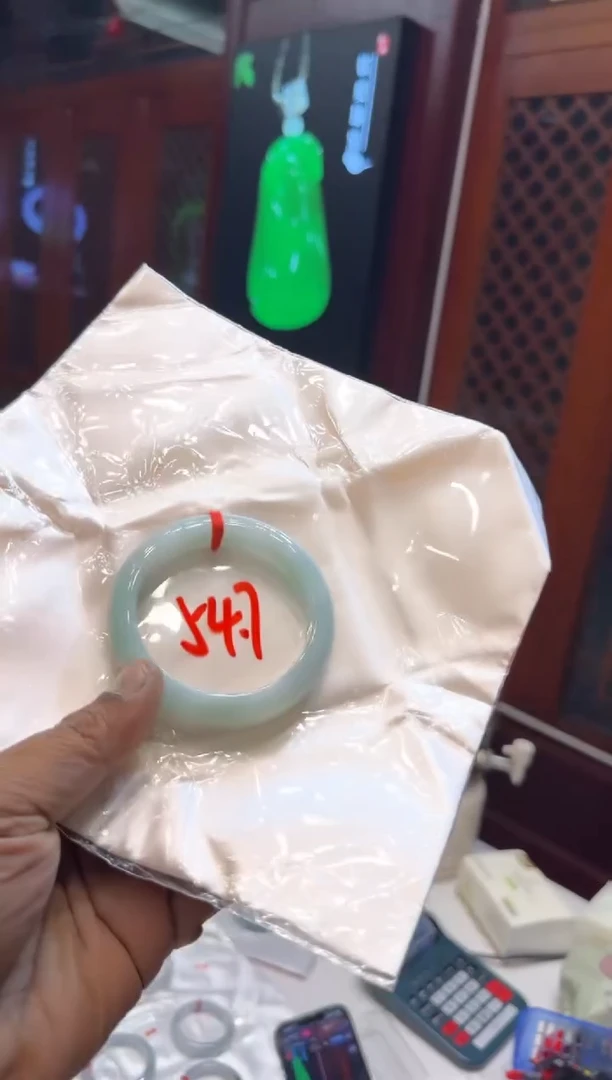 未镶嵌手镯翡翠手镯包容价