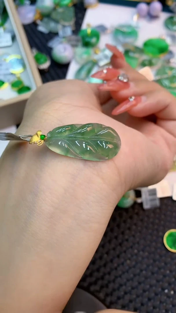 颈饰18K金镶嵌翡翠1