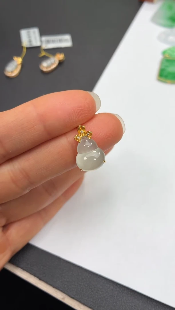 颈饰18K金镶嵌翡翠天然翡翠A货