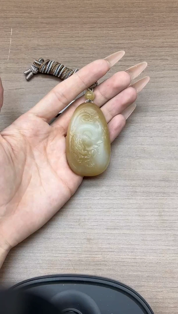 吊坠(赠链)未镶嵌和田玉且末金山微色差吊坠Jm