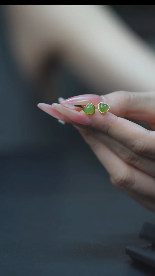 未镶嵌和田玉耳钉 乌兰海冰底苹果绿心型HC30100