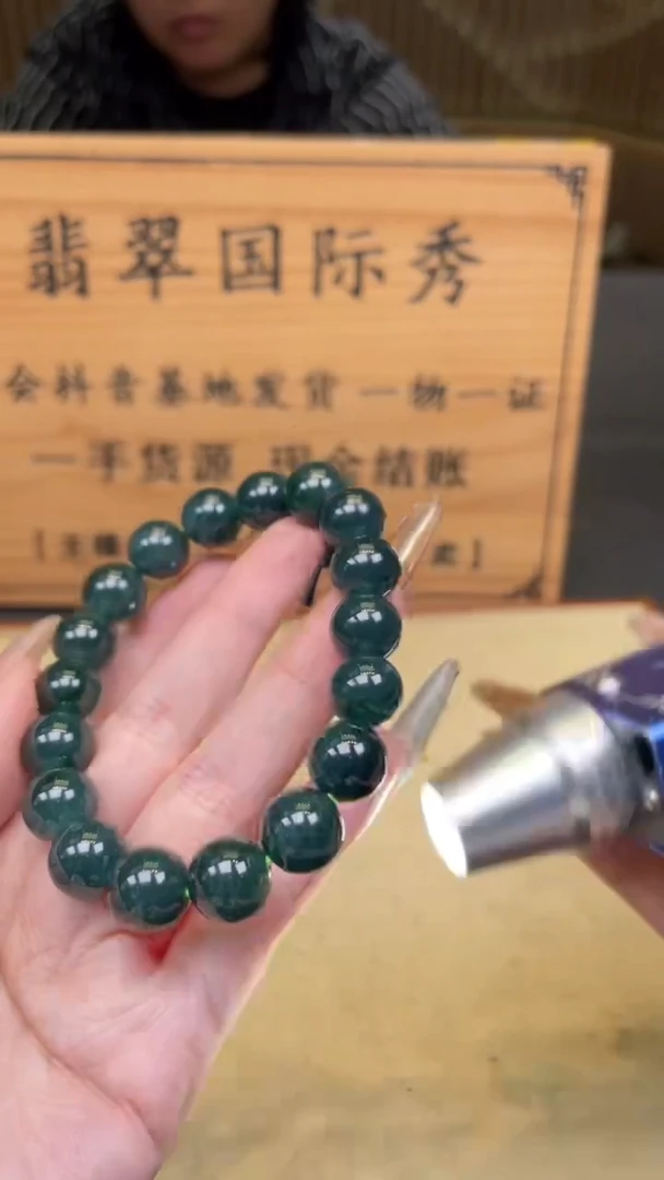 翡翠未镶嵌颈饰      *49