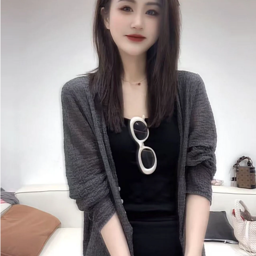 QIANRH-1155秋季新款V领设计感树皮纹单排扣针织开衫