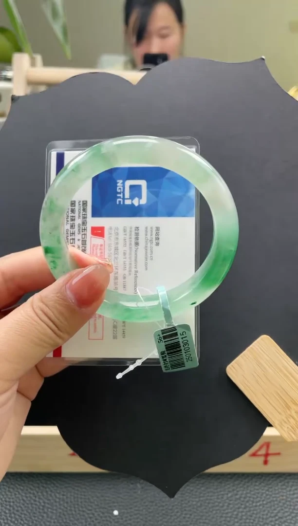 【闪购商品】石英质玉手镯未镶嵌口径56+