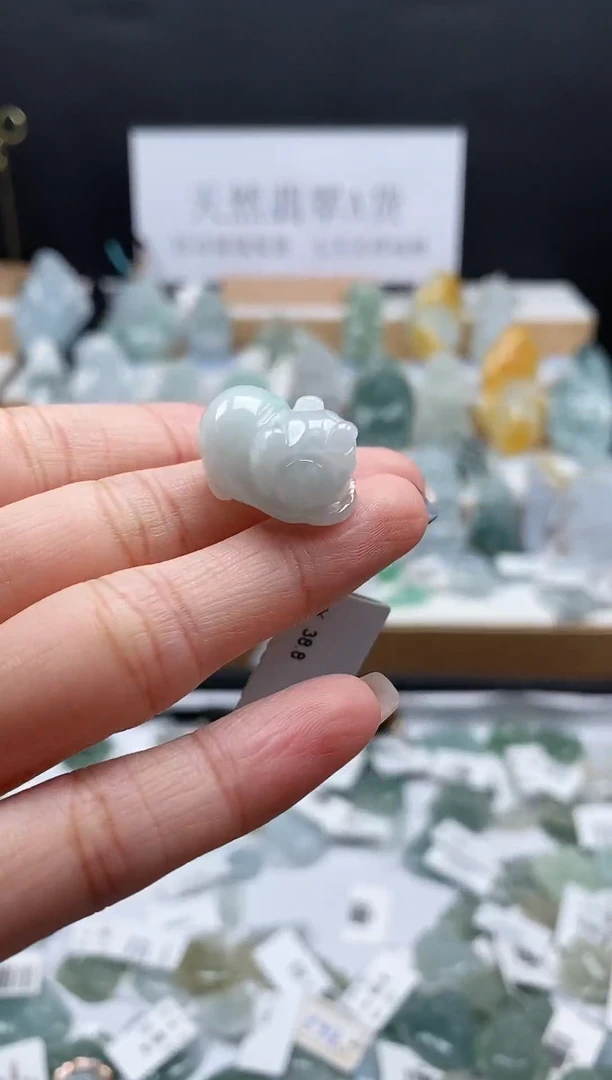 翡翠未镶嵌吊坠(不含链)52小猪