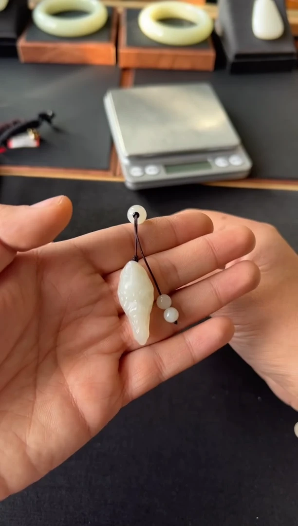 【闪购商品】和田玉吊坠(赠链)未镶嵌且末微色差近矿