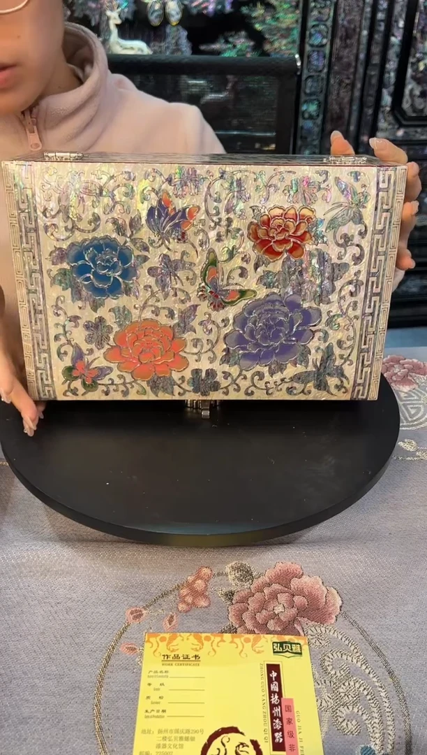 红色白底全满螺·弘贝雅螺钿漆器文化馆