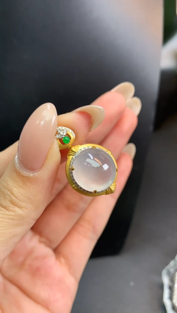 颈饰18K金镶嵌翡翠冰蛋