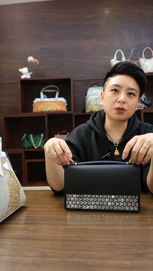 小牛皮G****a嵌螺钿桃花蝴蝶大漆工艺女包