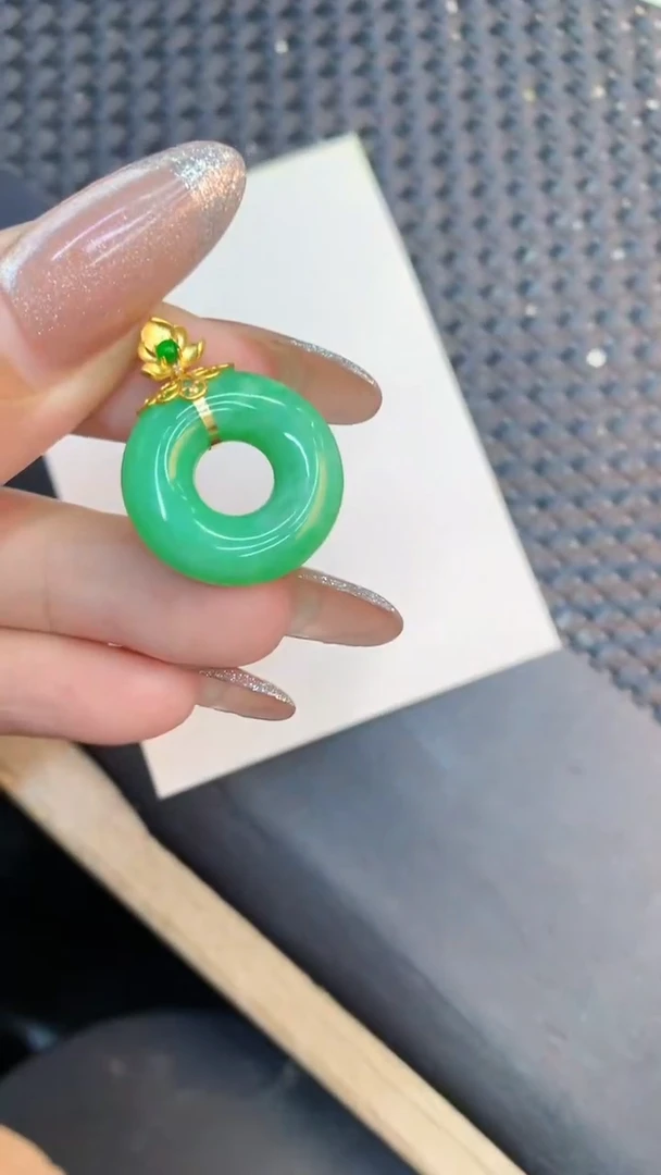 颈饰18K金镶嵌翡翠1