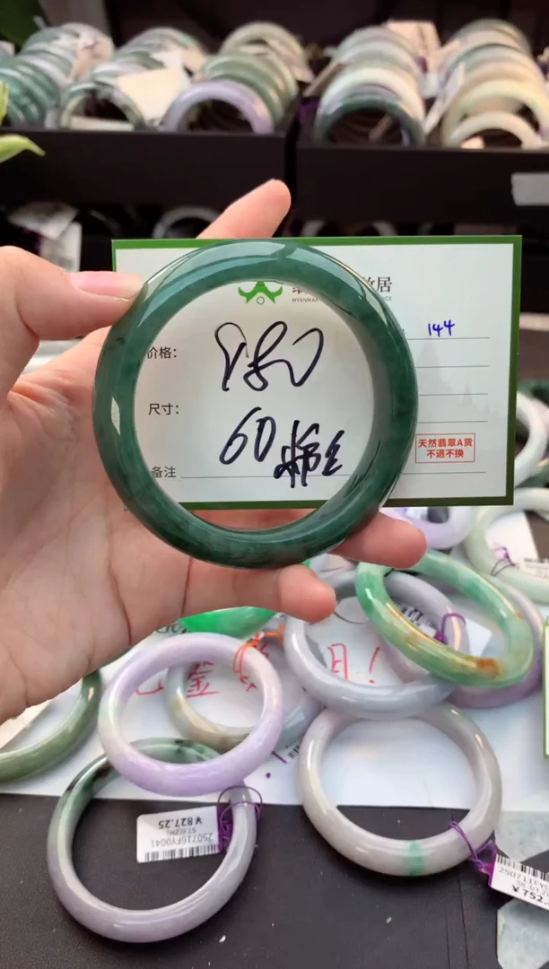 定制翡翠未镶嵌毛货需精细抛光+多人