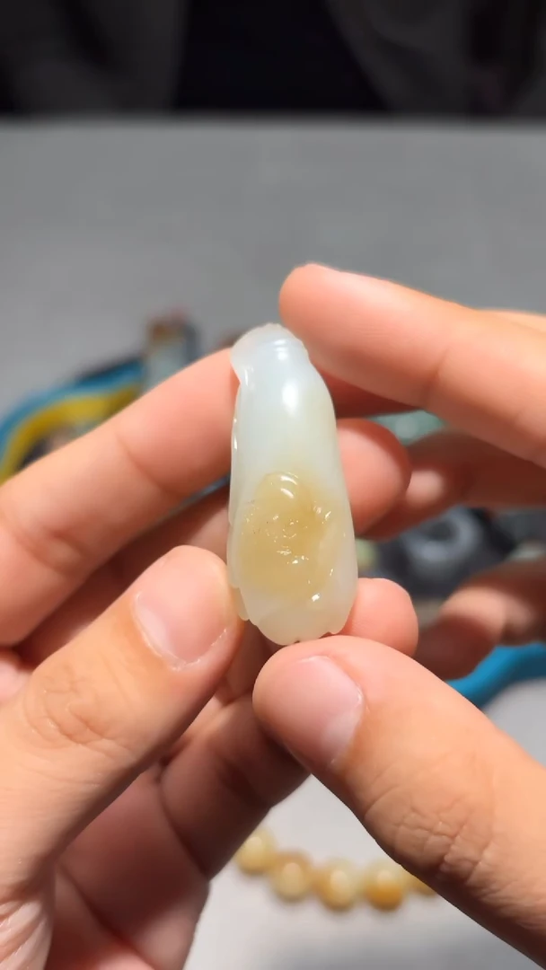 颈饰未镶嵌和田玉且末糖白玉兰花吊坠