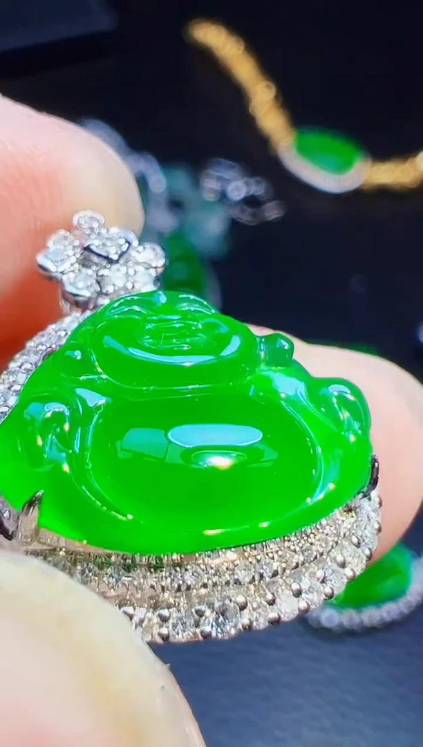 颈饰18K金镶嵌翡翠花***?翡翠