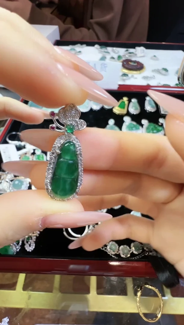 【闪购商品】翡翠吊坠(不含链)未镶嵌翡翠