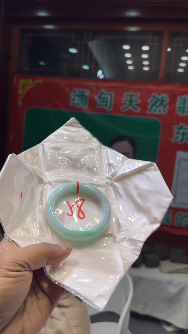 未镶嵌手镯翡翠手镯包容价