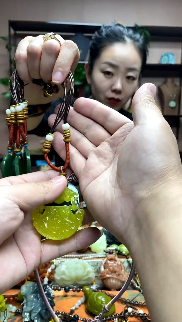 未镶嵌岫玉吊坠多样性发货发其中之一