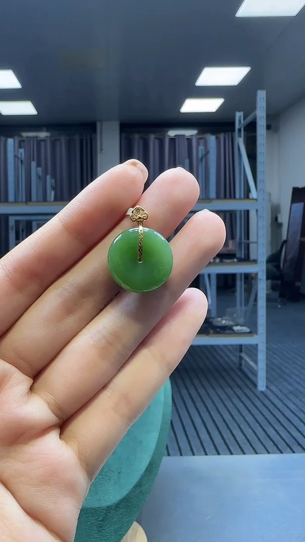 18K金镶嵌和田玉挂件1