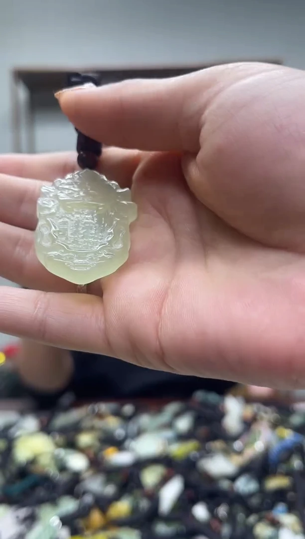 未镶嵌岫玉吊坠`