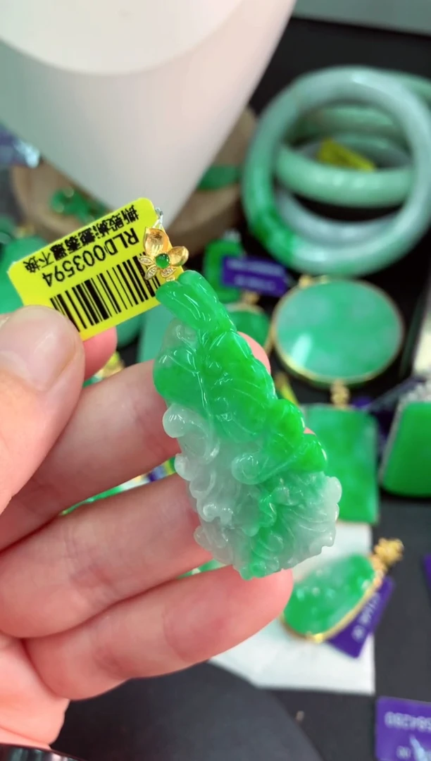 翡翠18K金镶嵌颈饰挂件