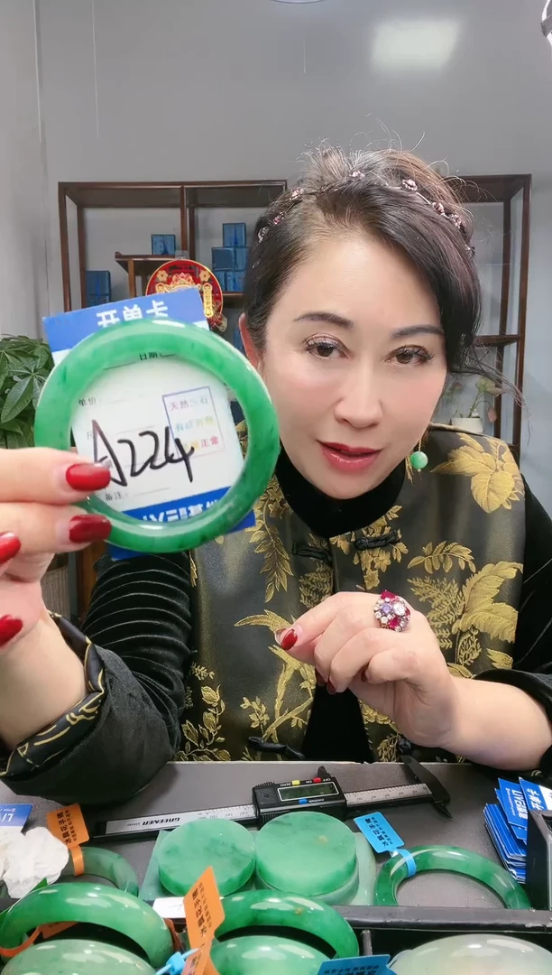 【闪购商品】石英质玉手镯未镶嵌非洲翠