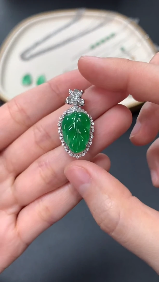 【闪购商品】翡翠吊坠(不含链)18K金镶嵌9800