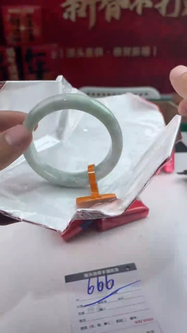 【闪购商品】翡翠手镯未镶嵌11翡翠手镯（微瑕）