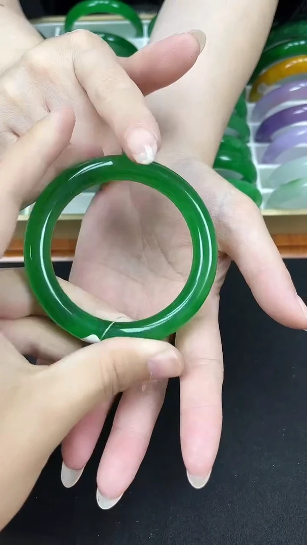 砖雕s31 辣阳绿圆条手镯 圈口58.7