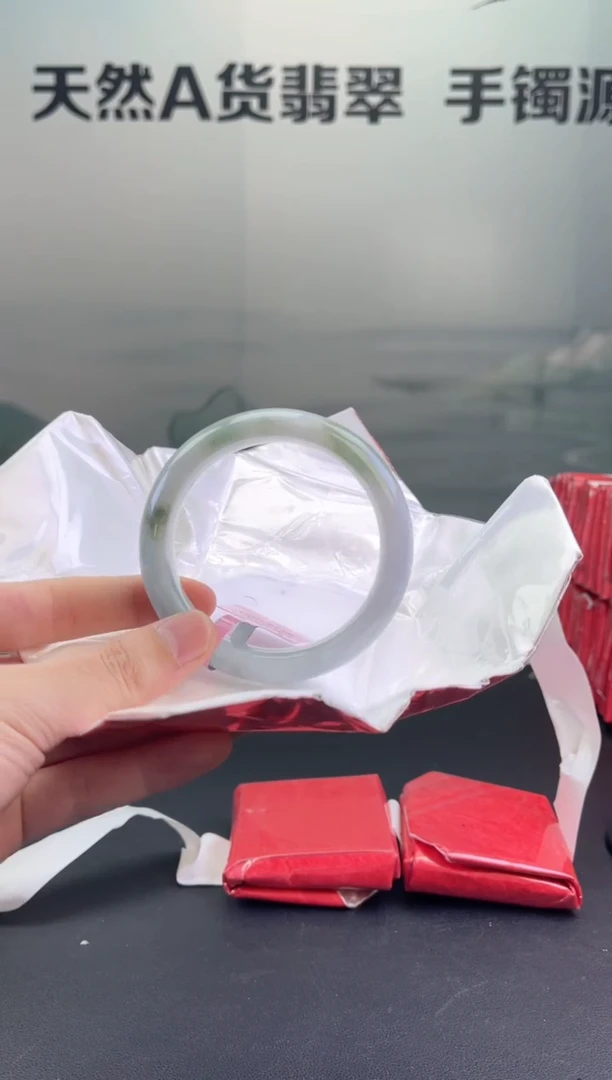 翡翠手镯未镶嵌翡翠手镯