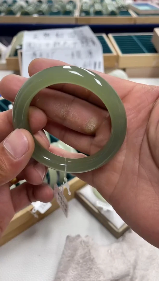 未镶嵌手镯和田玉旺****子和田玉手镯66664