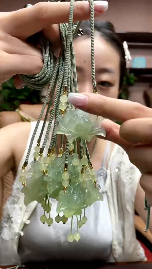 岫玉未镶嵌吊坠多样性发货发其中之一