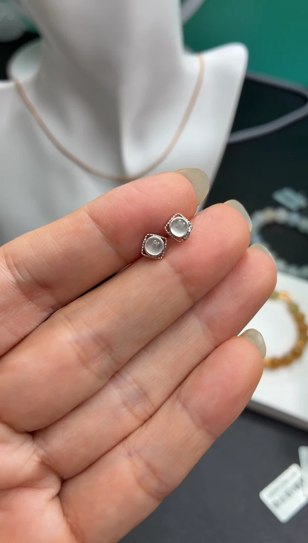 颈饰18K金镶嵌翡翠天然翡翠A货