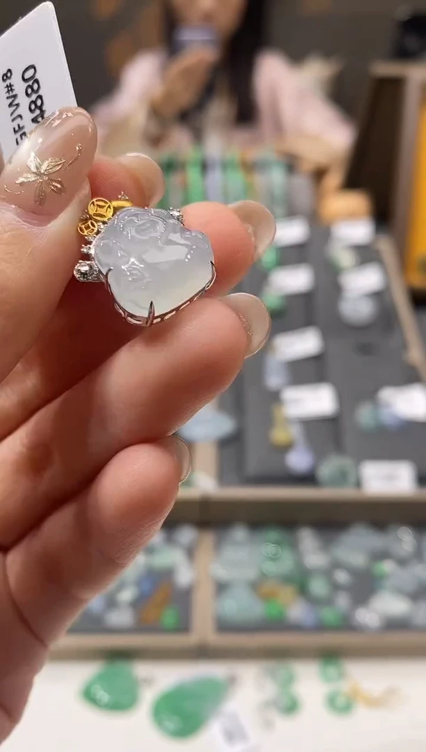 颈饰18K金镶嵌翡翠财财