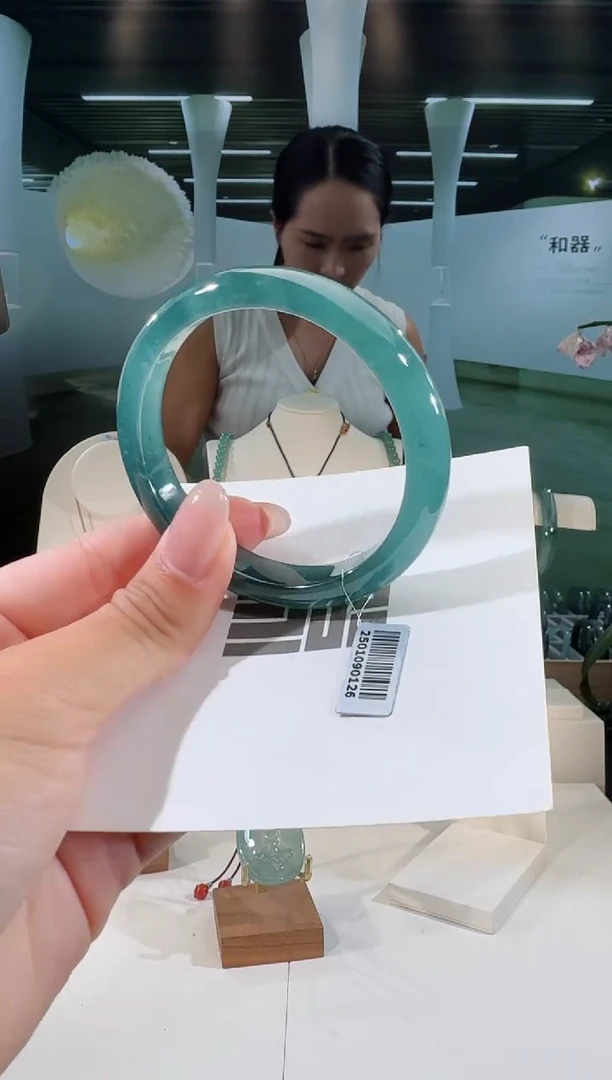 翡翠手镯未镶嵌54圈