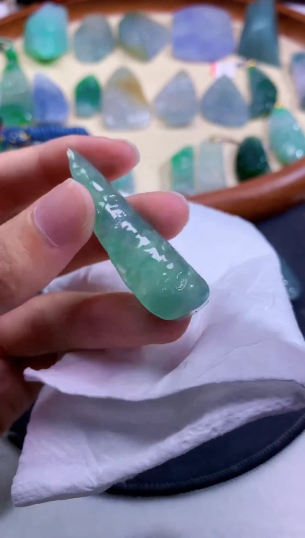 颈饰未镶嵌翡翠
